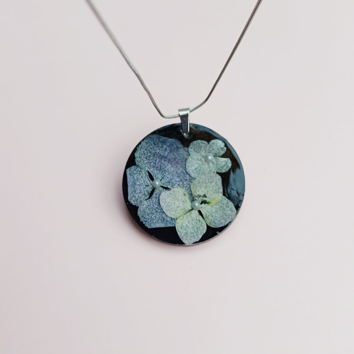 Collier Hortensia Bleu – Sérénité et Émotions