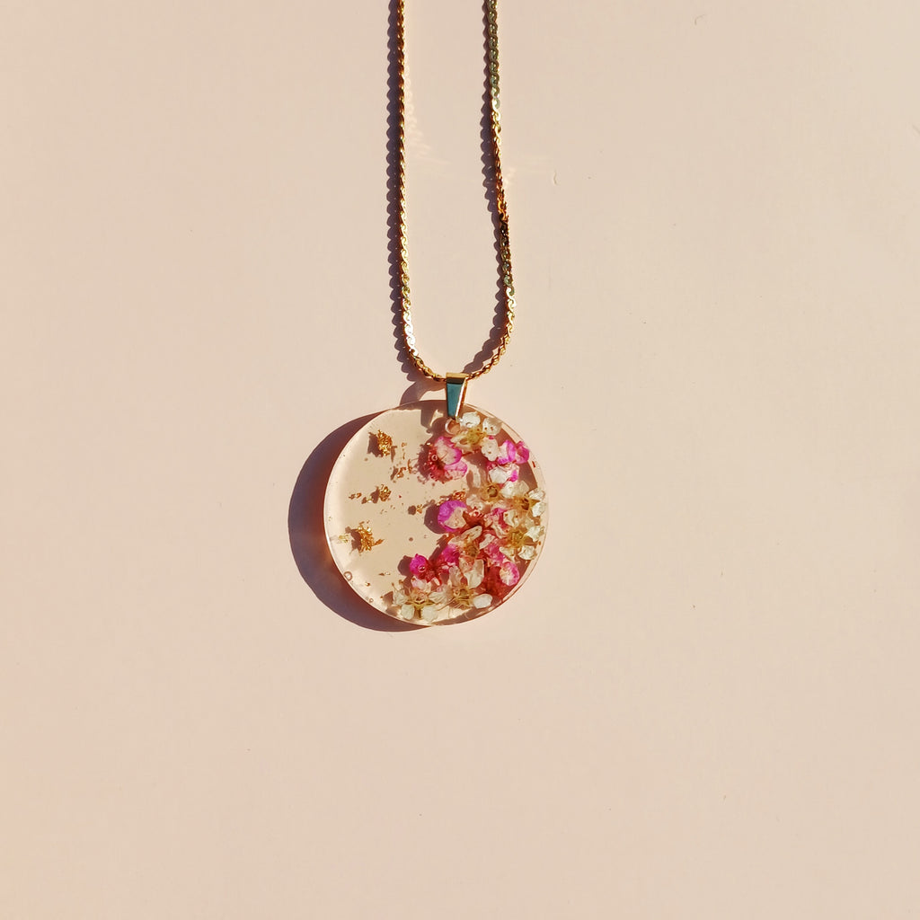 Collier fleurs de spirée séchées et feuille d'or