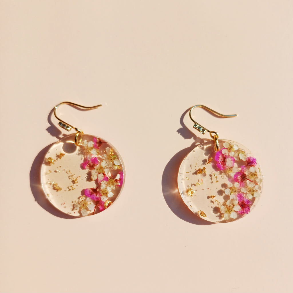 Boucles résine fleurs spirée séchées et feuille d'or