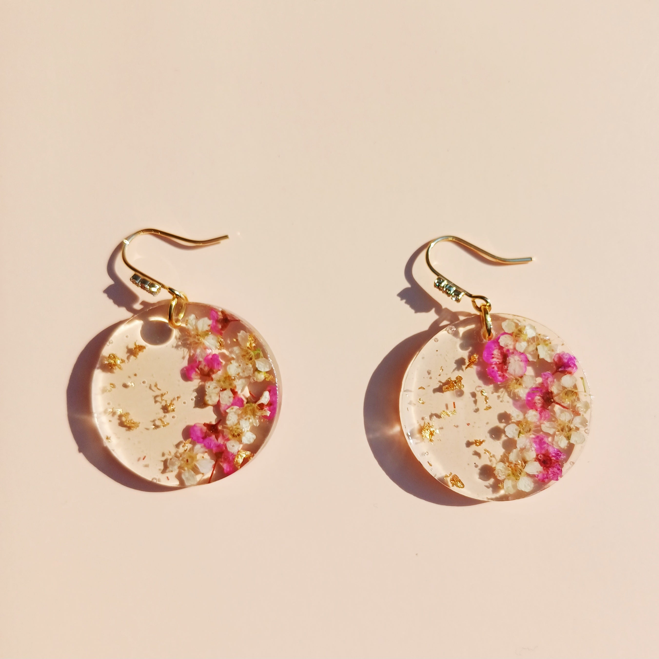 Boucles résine fleurs spirée séchées et feuille d'or