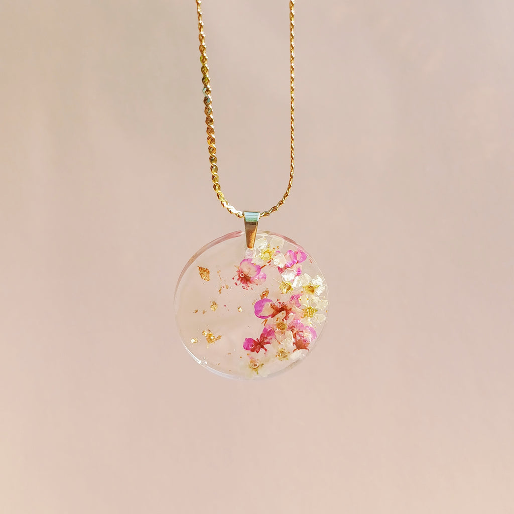 Collier fleurs de spirée séchées et feuille d'or