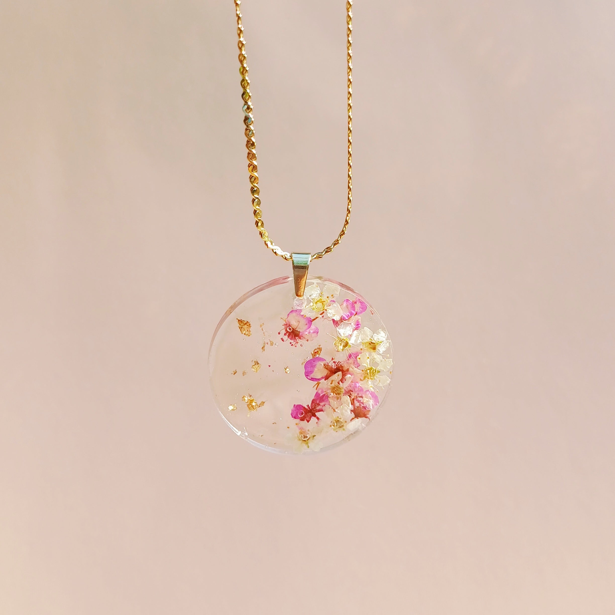 Collier fleurs de spirée séchées et feuille d'or
