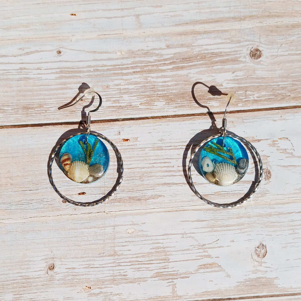 Boucles d'Oreilles Coquillages et Galets Côte d'Azur– Résine Bleue