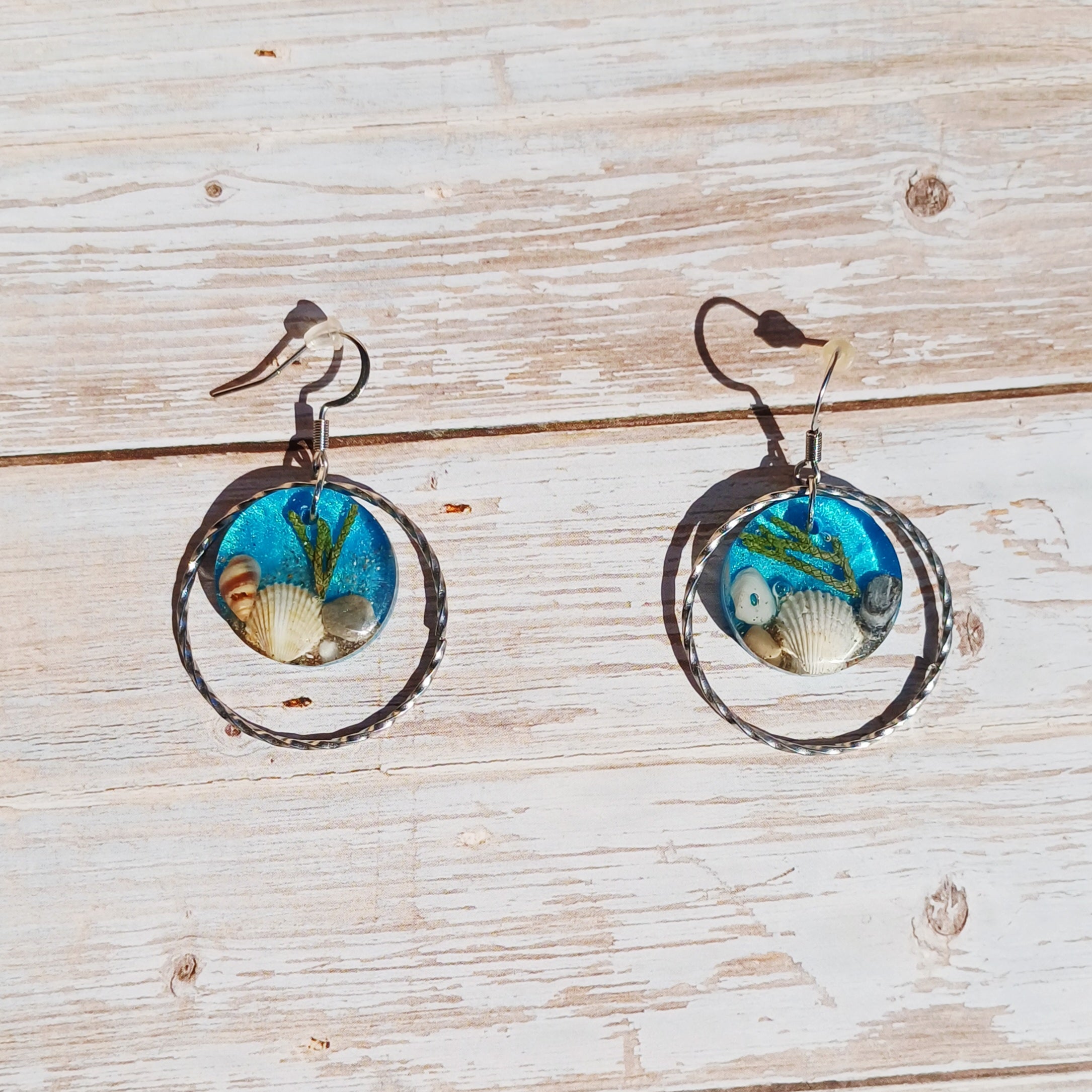 Boucles d'Oreilles Coquillages et Galets Côte d'Azur– Résine Bleue