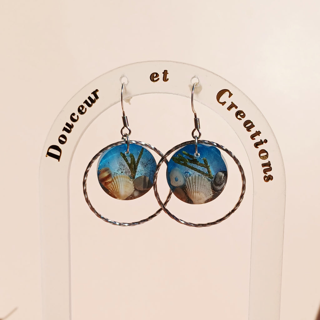 Boucles d'Oreilles Coquillages et Galets Côte d'Azur– Résine Bleue