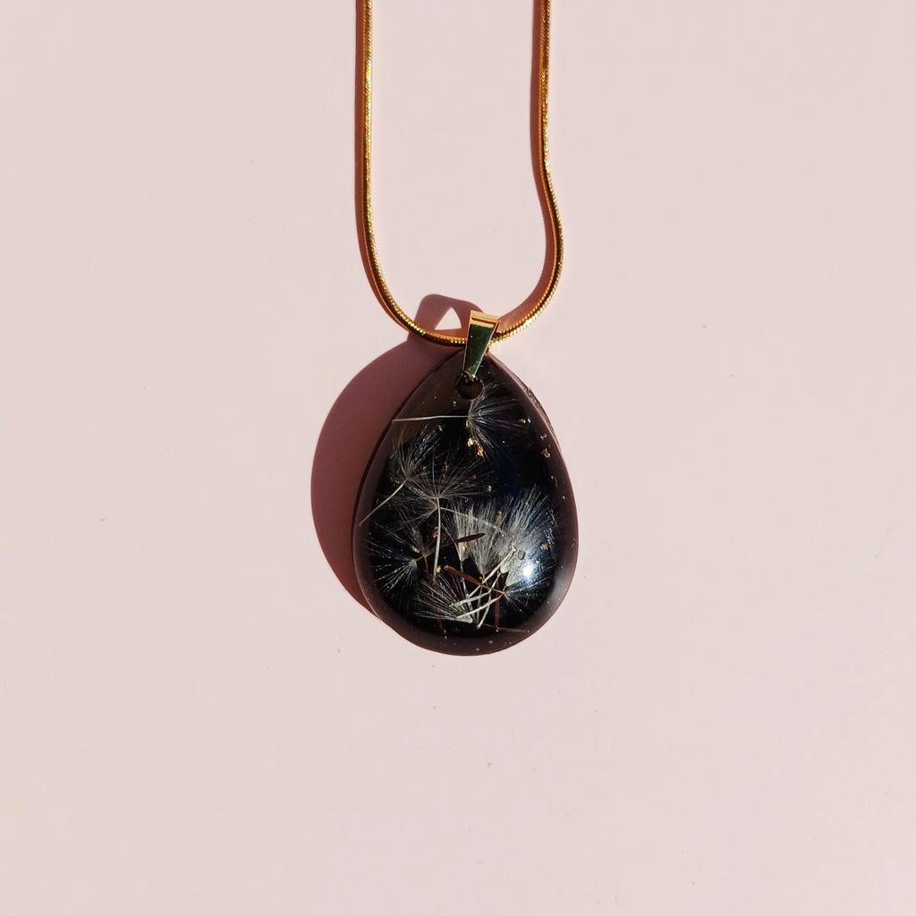Collier Fleur de Pissenlit à Souffler sur fond noir