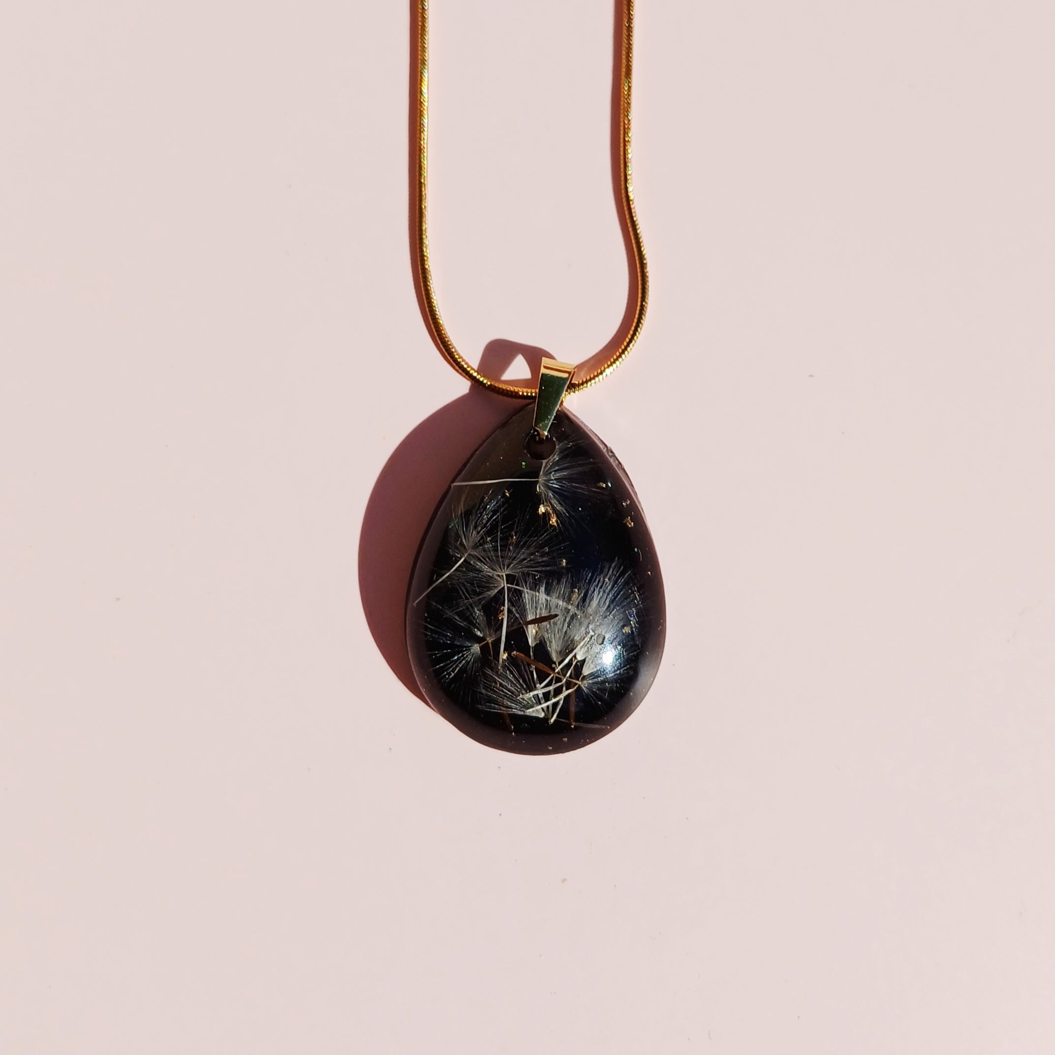 Collier Fleur de Pissenlit à Souffler sur fond noir