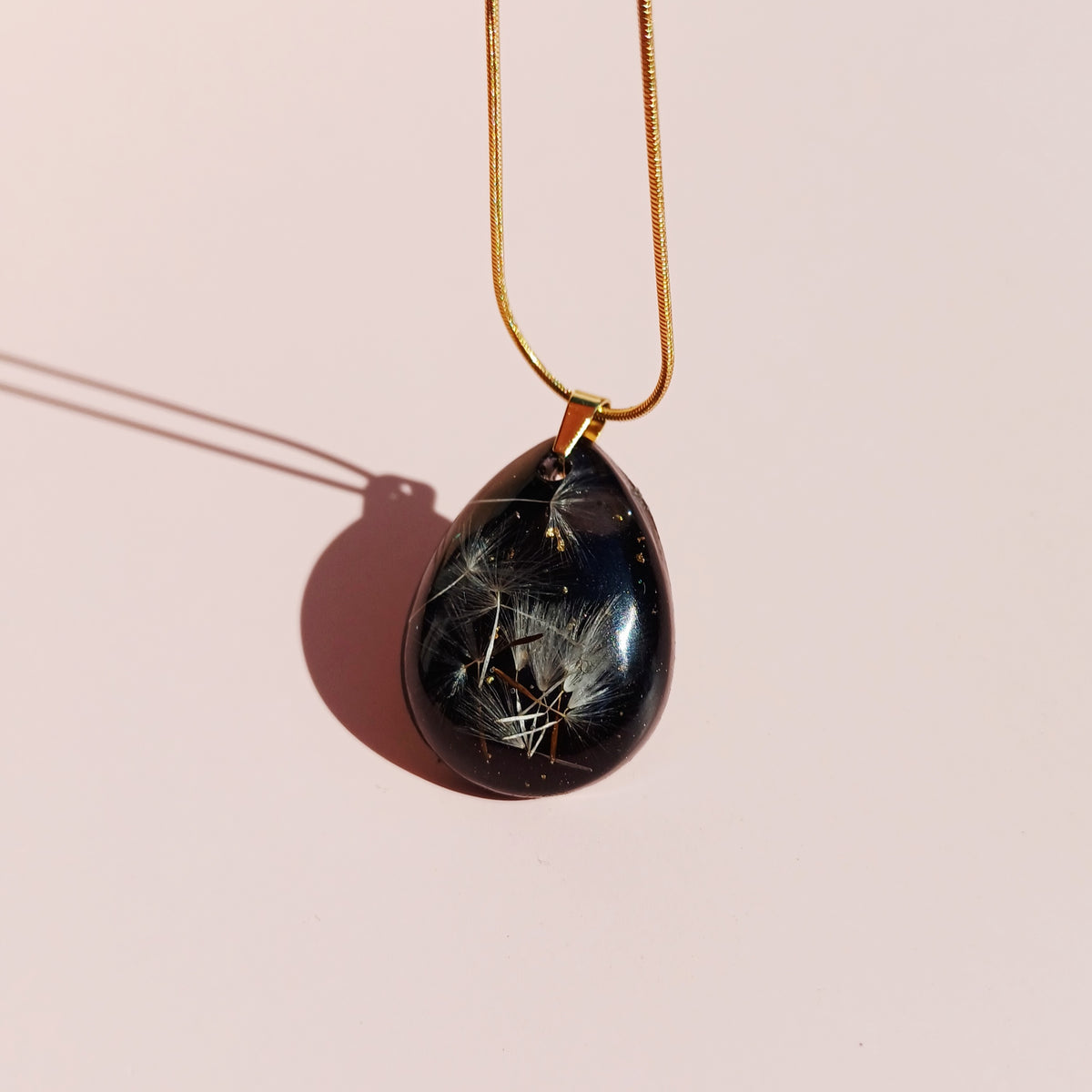 Collier Fleur de Pissenlit à Souffler sur fond noir