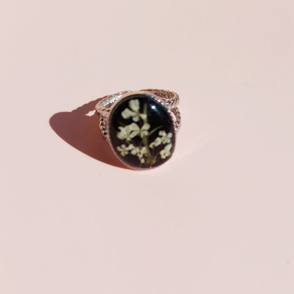 Bague Ajustable Fleur de Carotte Sauvage sur fond noir