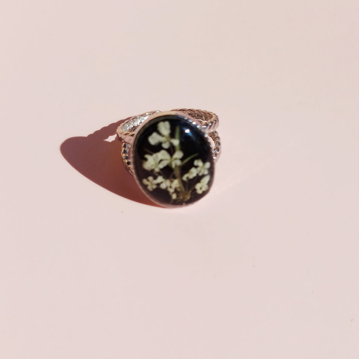 Bague Ajustable Fleur de Carotte Sauvage sur fond noir