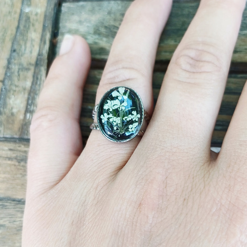 Bague Ajustable Fleur de Carotte Sauvage sur fond noir