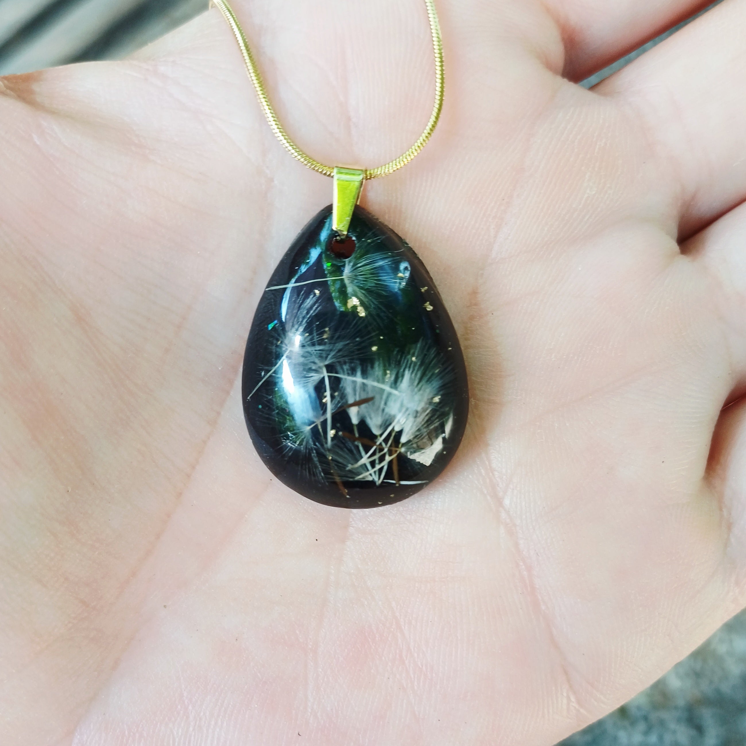 Collier Fleur de Pissenlit à Souffler sur fond noir