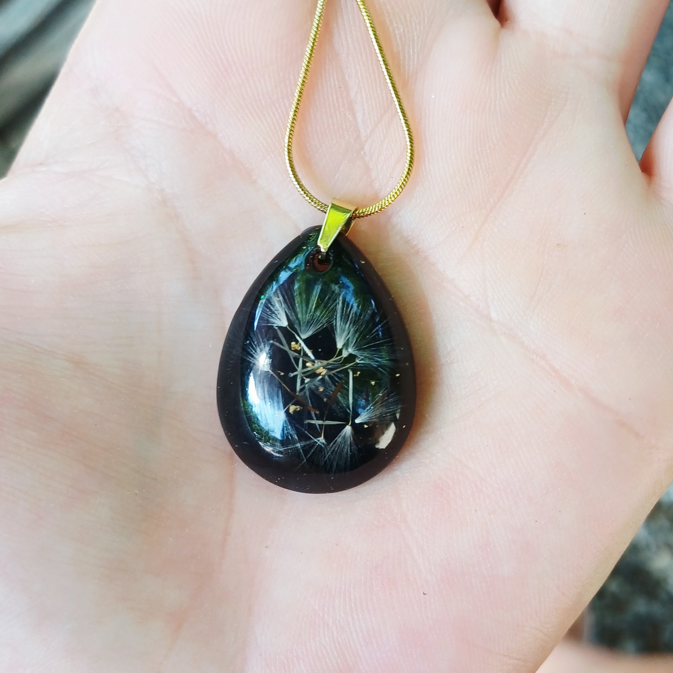 Collier Fleur de Pissenlit à Souffler sur fond noir