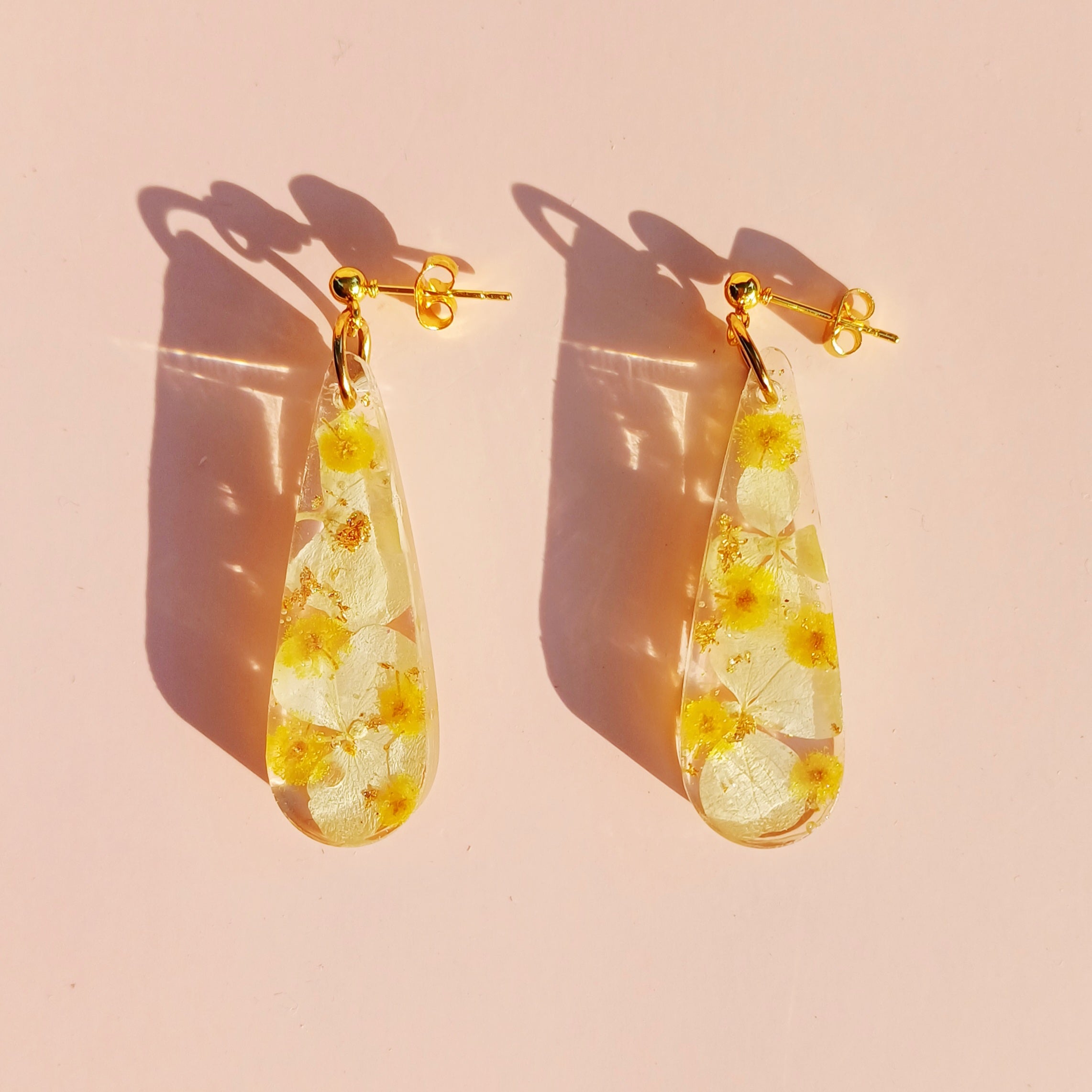 Boucles d'oreilles Hortensia Blanc et Mimosa - Grâce et renouveau
