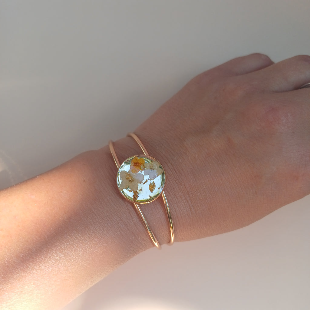 Bracelet Ajustable Fleur Blanche et Éclat d'Or