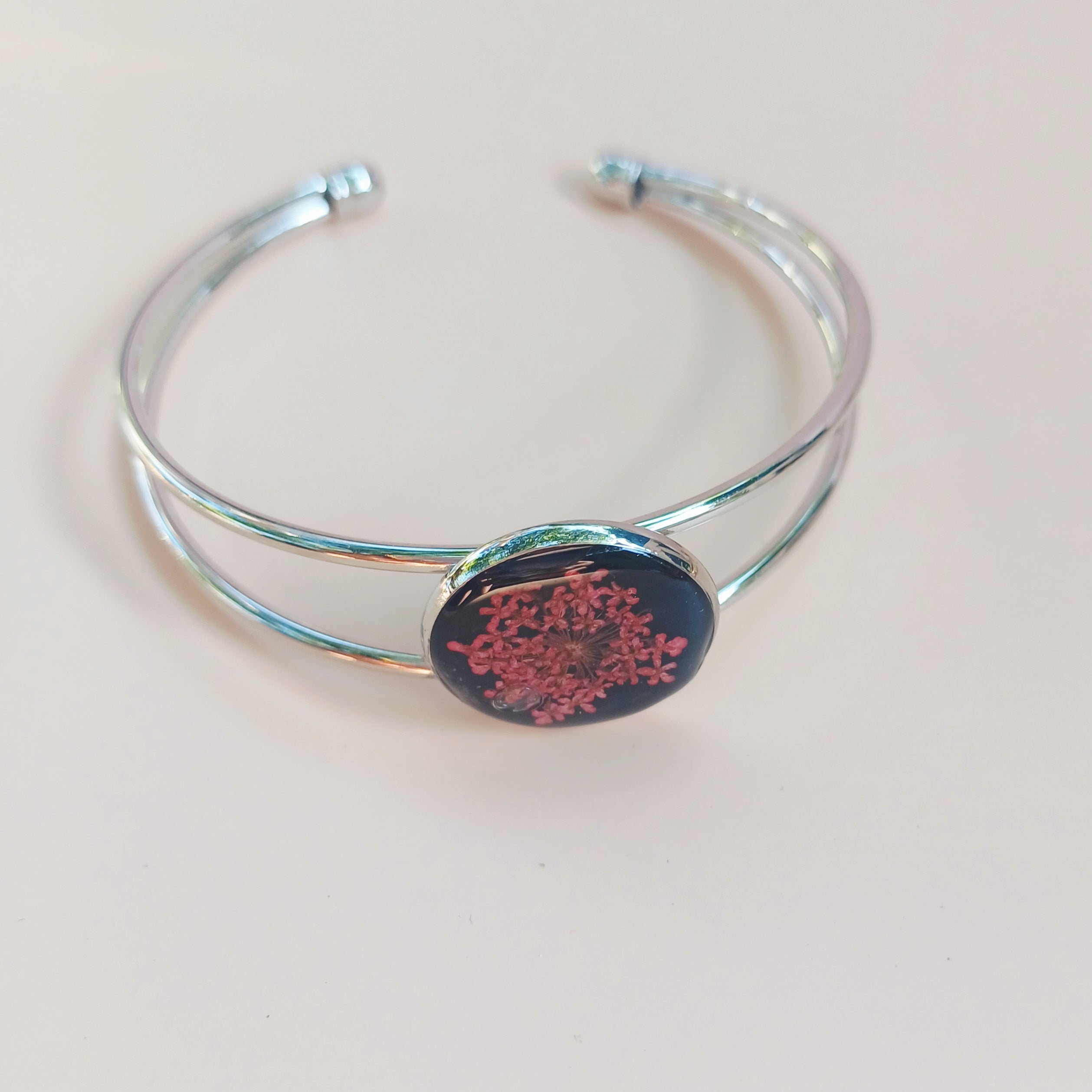 Bracelet Ajustable Fleur de Carotte Sauvage sur Fond Noir