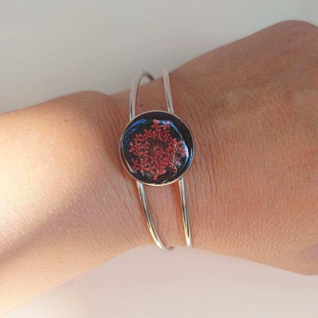 Bracelet Ajustable Fleur de Carotte Sauvage sur Fond Noir