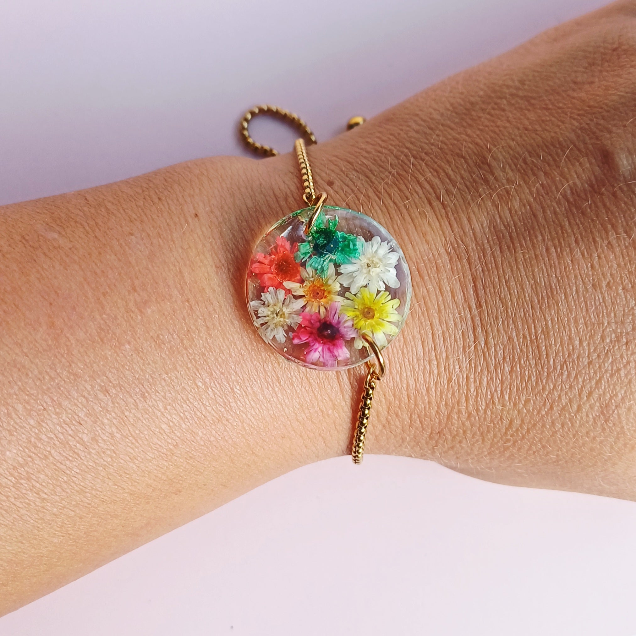 Bracelet Ajustable Mini Marguerites Colorées – Joie simple