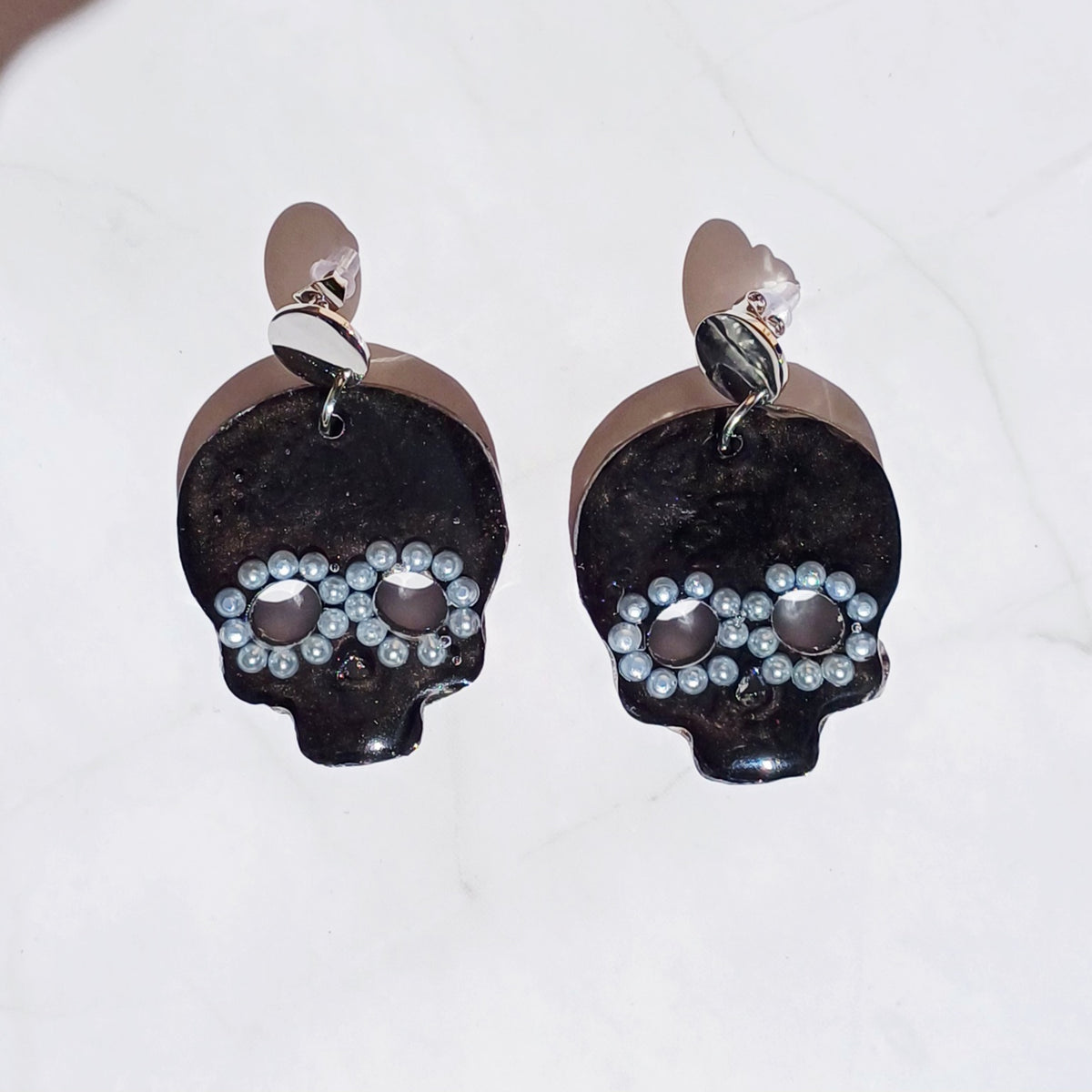 Boucles d'Oreille Tête de Mort - Fond noir et perles