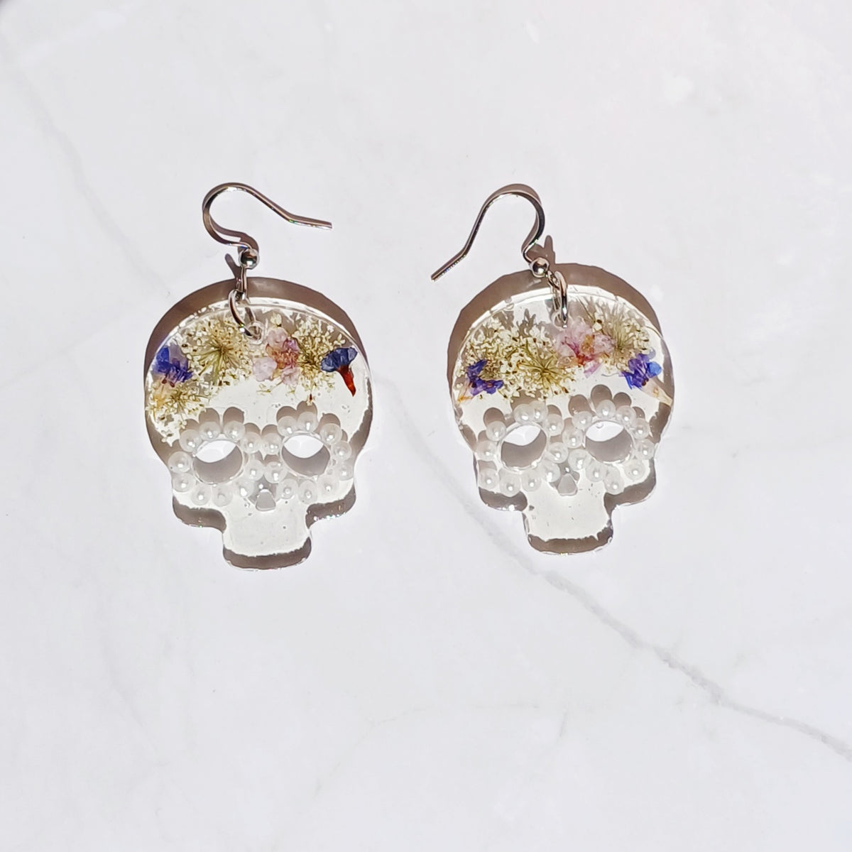 Boucles d'Oreille Tête de Mort et Fleurs Séchées