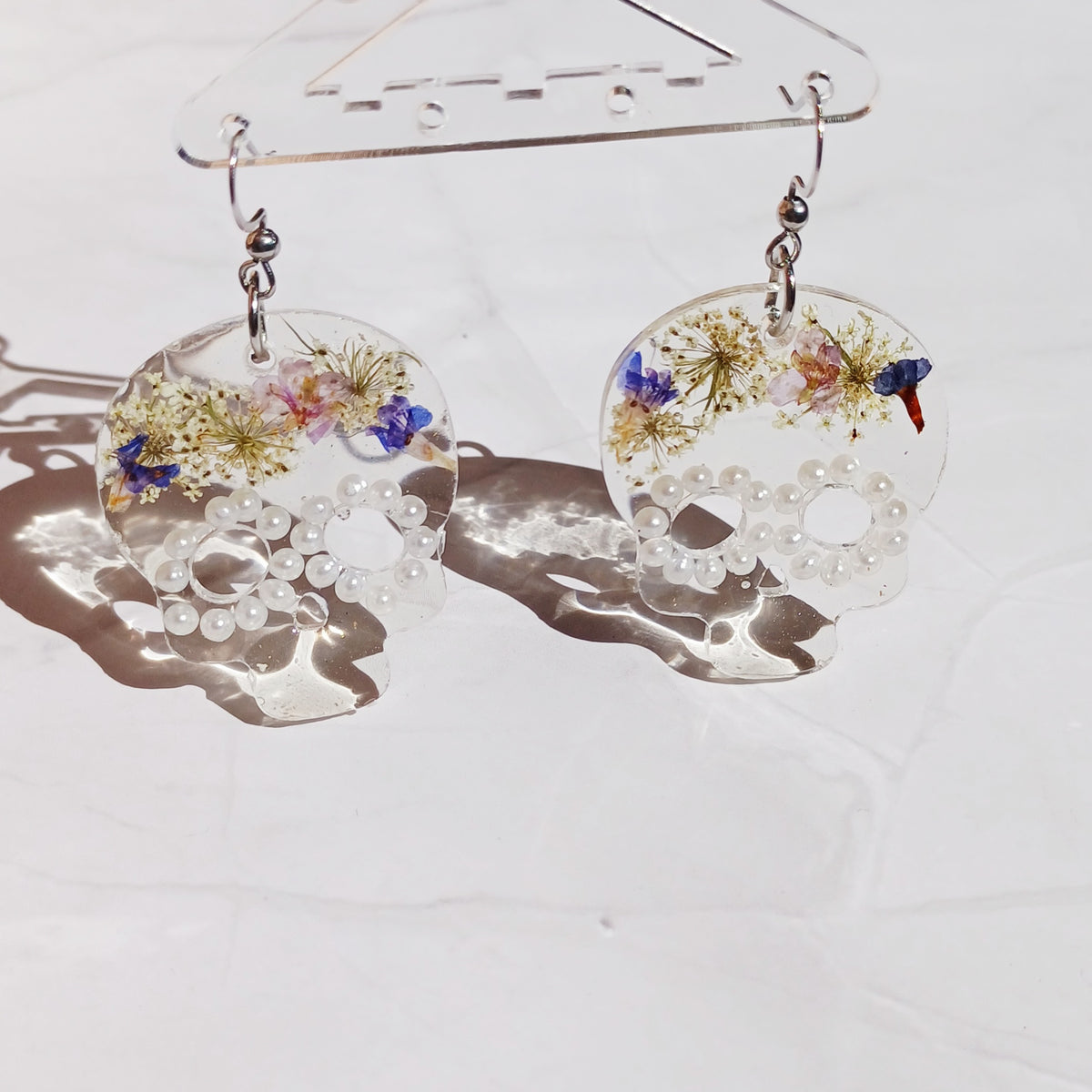 Boucles d'Oreille Tête de Mort et Fleurs Séchées