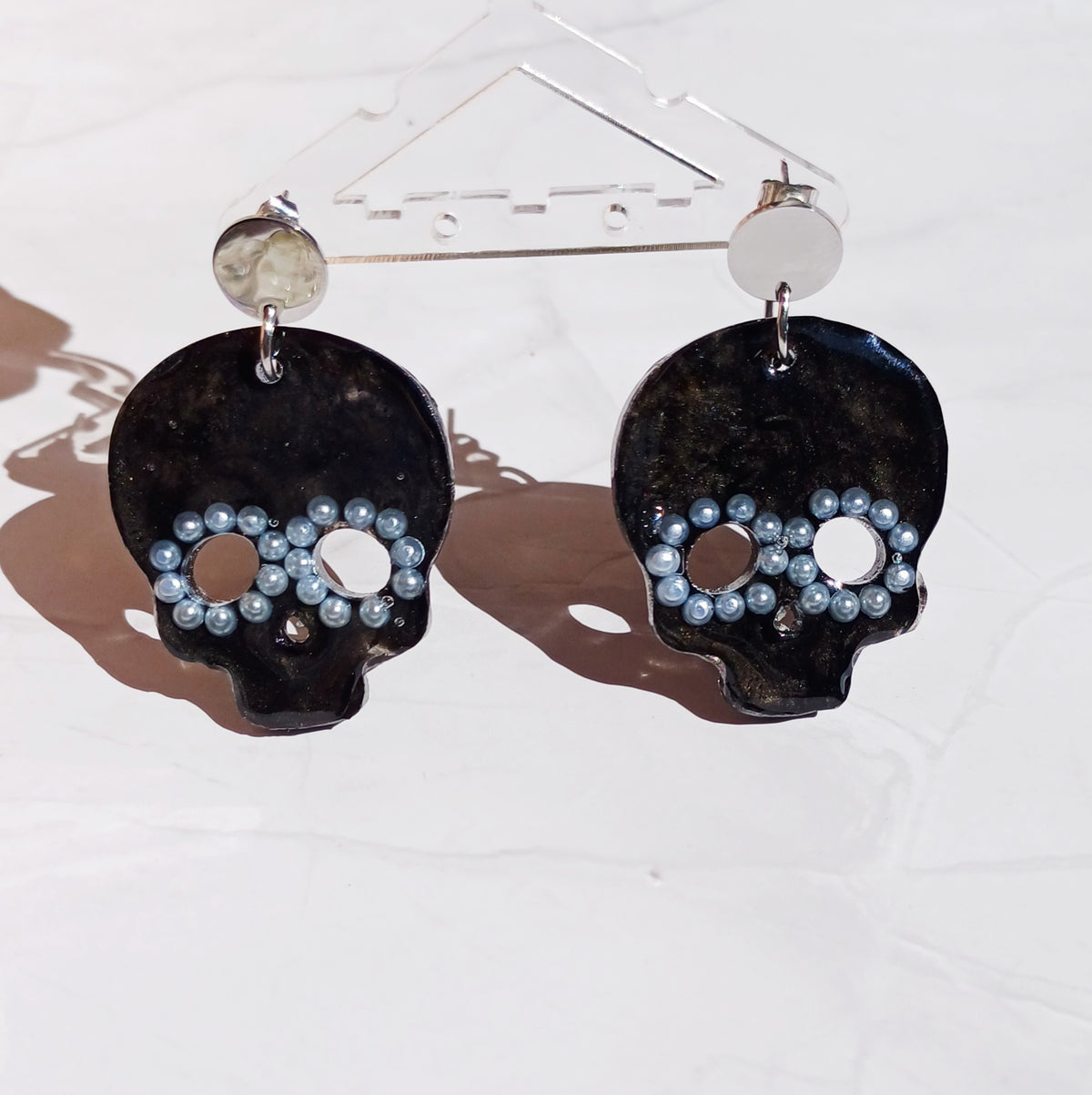 Boucles d'Oreille Tête de Mort - Fond noir et perles