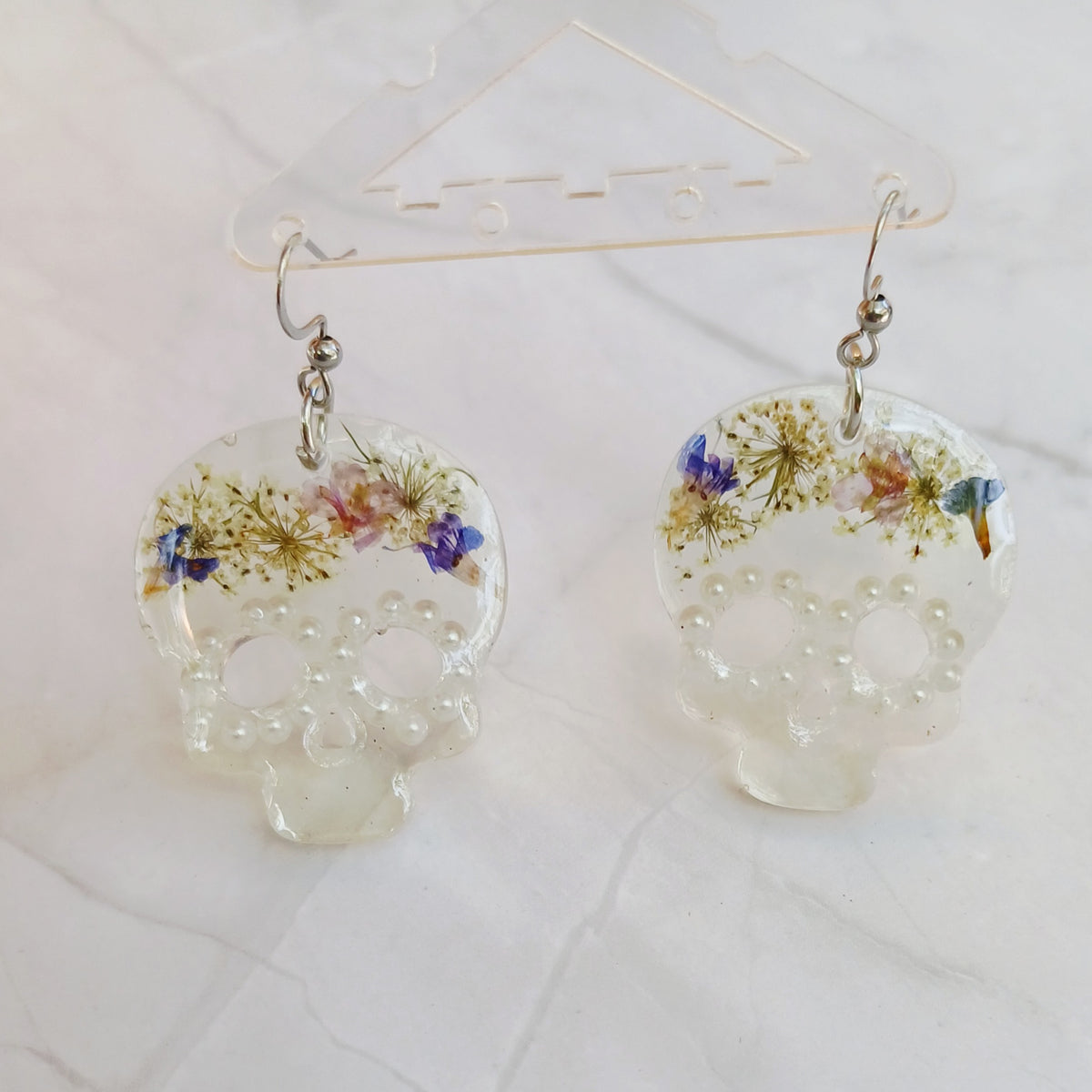 Boucles d'Oreille Tête de Mort et Fleurs Séchées