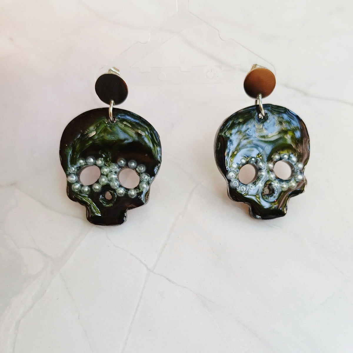 Boucles d'Oreille Tête de Mort - Fond noir et perles