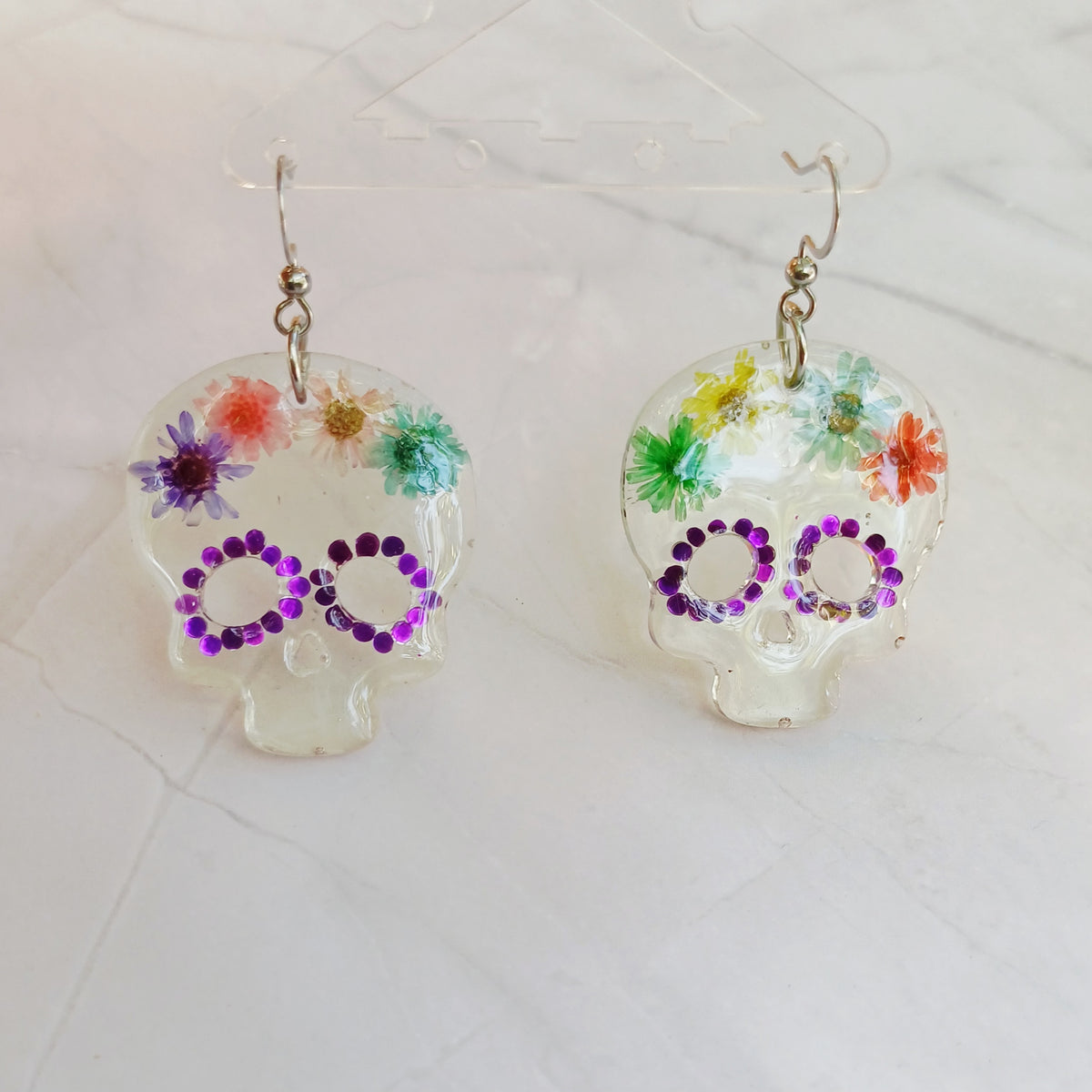 Boucles d'Oreille Tête de Mort et Fleurs Séchées