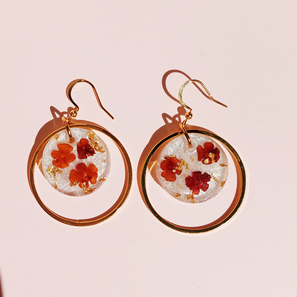 Boucles d'oreilles pendantes fleurs de lantana et éclats d'or