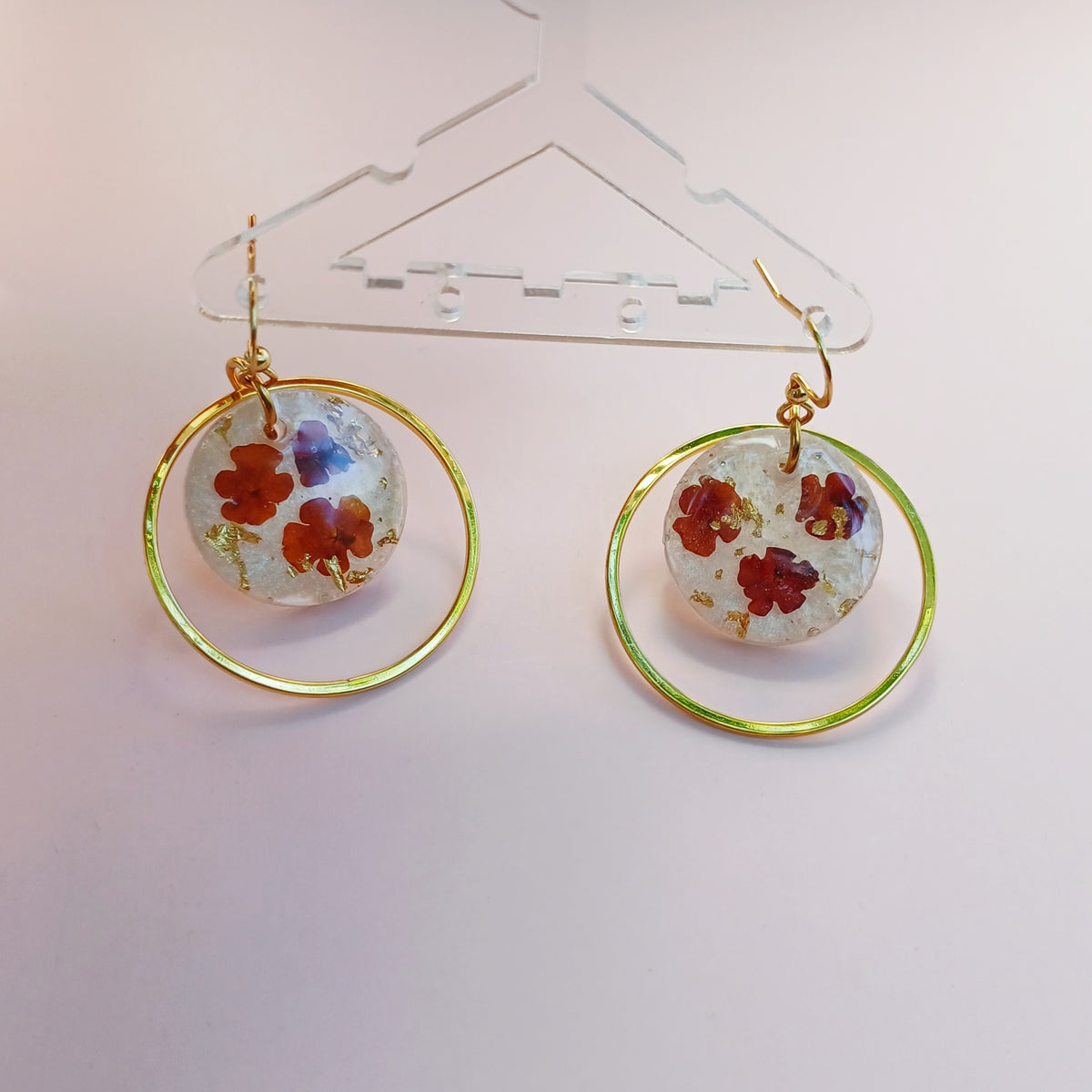 Boucles d'oreilles pendantes fleurs de lantana et éclats d'or