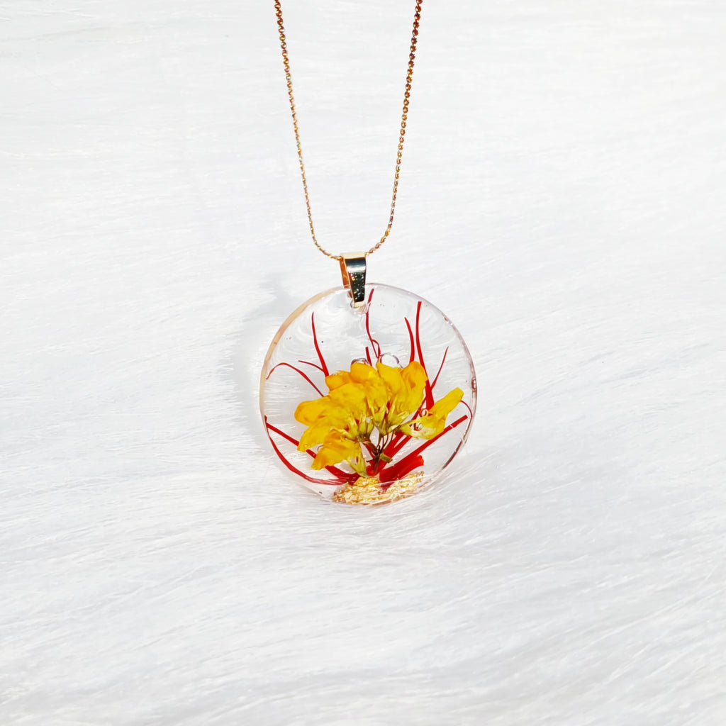 Collier Fleur de Safran – Éclat Rare et Précieux