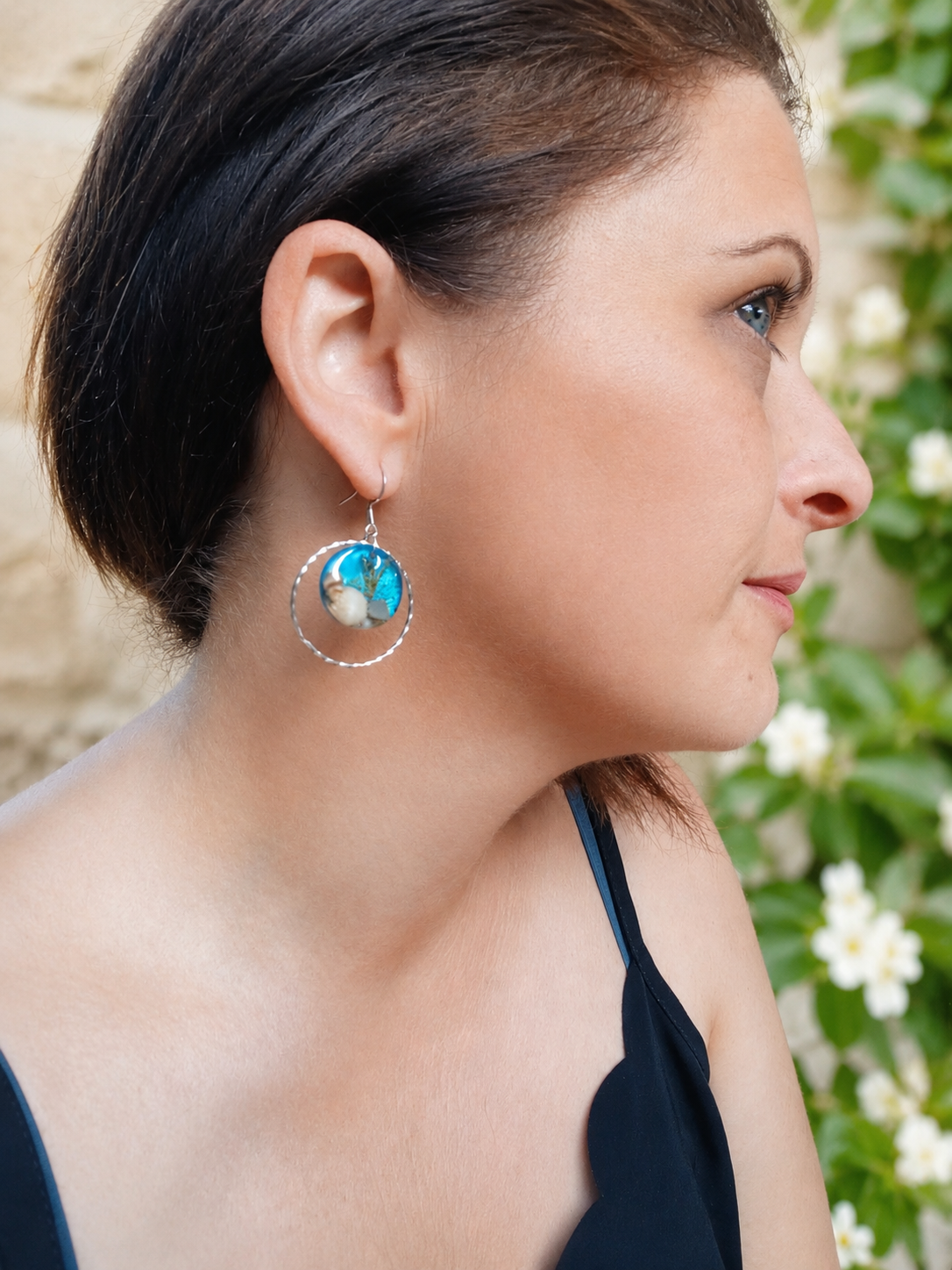 Boucles d'Oreilles Coquillages et Galets Côte d'Azur– Résine Bleue